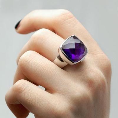 Что означает кольцо на среднем пальце