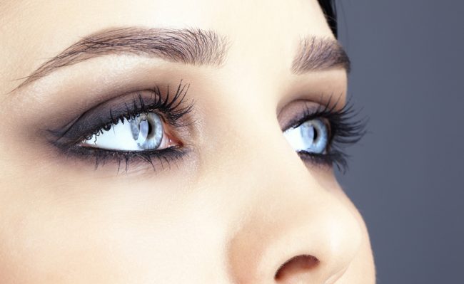 Новинки  макияжа для голубых глаз — Повседневный и вечерний образ пошагово с фото