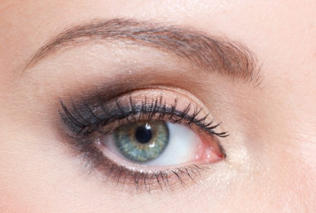 Выполняем пошагово макияж для зеленых глаз —  фото вечерних и дневных вариантов