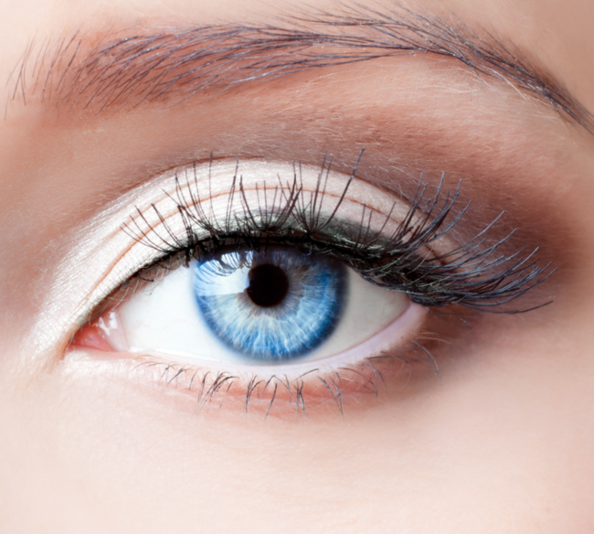 Новинки  макияжа для голубых глаз — Повседневный и вечерний образ пошагово с фото