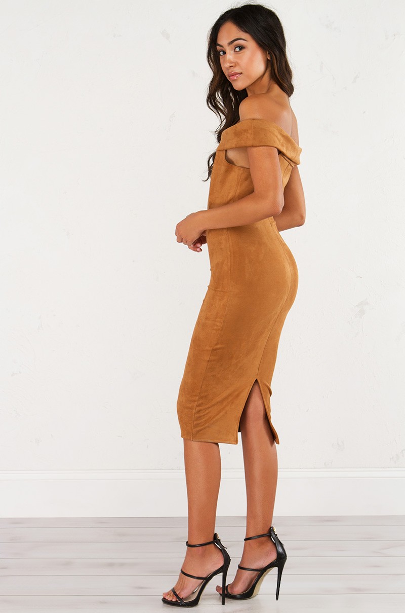 Стильное  коричневое платье для любого возраста  обзор с 50 фото — С чем носить, какие выбрать аксессуары?
