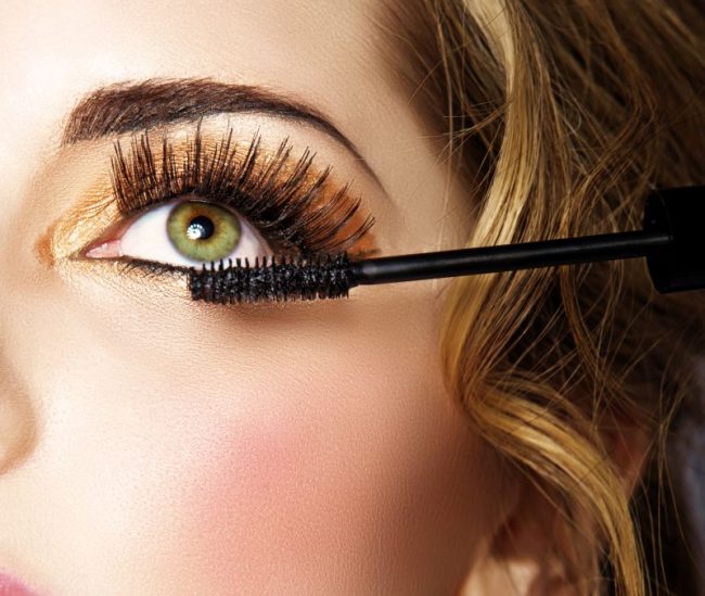 Выполняем пошагово макияж для зеленых глаз —  фото вечерних и дневных вариантов